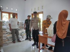 Polsek Ciamis Polres Ciamis Awasi Distribusi Bapanas Beras dan Minyak Goreng ke Warga Karangampel