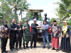 Walikota Banjar Komitmen Perkuat Pertanian : Serahkan Traktor Crawler Kepada Kelompok Tani Mitra Saluyu