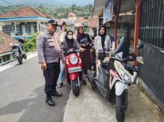 Tingkatkan Sinergitas, Polsek Kawali Polres Ciamis Door to Door Silaturahmi ke Warga Desa Cikupa