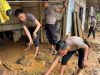 Sat Samapta Polres Ciamis Gerak Cepat Evakuasi Material Longsor di Desa Sukamaju Cihaurbeuti