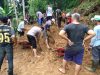 Polsek Cikoneng Gerak Cepat Bantu Evakuasi Material Longsor di Desa Budiasih Sindangkasih