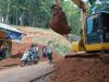 Polsek Sukadana Gerak Cepat Tangani Longsor Tebing Jalan Kabupaten di Desa Bunter