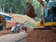 Polsek Sukadana Gerak Cepat Tangani Longsor Tebing Jalan Kabupaten di Desa Bunter