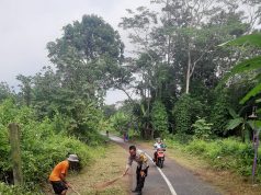 Polsek Cijeungjing Polres Ciamis Bareng Warga Kerja Bakti Bersihkan Lingkungan Cisihung
