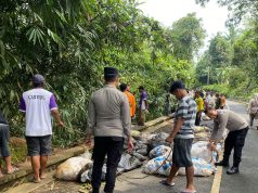 Polri Terus Dekat dengan Warga, Polsek Sukadana Monitoring Kerja Bakti Bersih Lingkungan untuk Cegah Bencana