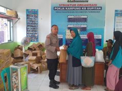 Polsek Lakbok Polres Ciamis Awasi Distribusi Bantuan Pangan ke Warga Padaringan