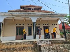 Sambut Hari Bhayangkara, Polsek Kawali Bakti Religi Bersihkan Mushola Al Amin Kawalimukti