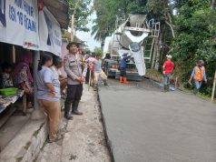 Polri Kawal Pembangunan Desa, Bhabinkamtibmas Polsek Cikoneng Pastikan Betonisasi Jalan Berjalan Aman dan Tepat Sasaran