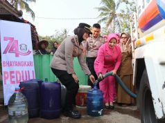 Polres Ciamis Bersama BPBD Salurkan Air Bersih untuk Warga Terdampak Kemarau di Cisaga