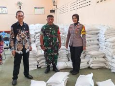 Bhabinkamtibmas Polsek Ciamis Monitoring Penyaluran Banpang Bulog, Pastikan Berjalan Aman dan Tertib