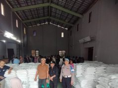 Polsek Sukadana Kawal Penyaluran Bantuan Pangan Beras untuk 1.009 KPM di Desa Margaharja