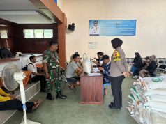 Polsek Ciamis Pastikan Penyaluran Bantuan Pangan Beras di Desa Mekarjadi Tepat Sasaran