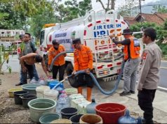 Polsek Pamarican Salurkan 12.000 Liter Air Bersih untuk Warga Desa Kertahayu Terdampak Kekeringan