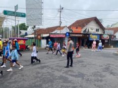 Polsek Kawali Hadir Amankan Jalan Santai dan Penyerahan 830 Sertifikat PTSL di Desa Kawalimukti
