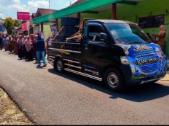 Diiringi Long March, Imam Tijani Jadi Pendaftar Pertama Pilkades Kujang
