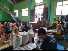 Polsek Panawangan Monitoring Penyaluran Bantuan Pangan Beras kepada 685 KPM di Desa Jagabaya