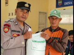 Bhabinkamtibmas Polsek Cihaurbeuti Kawal Penyaluran Bantuan Ketahanan Pangan di Desa Sukamulya