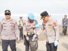 Jaga Kelestarian Lingkungan, Personel Polres Pangandaran Gelar Aksi Bersih Pantai Barat